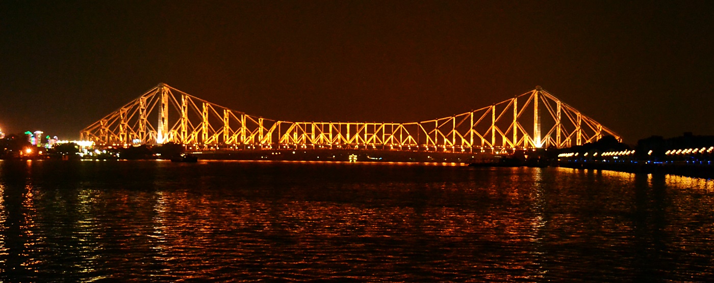 Beautiful photograph showing the main view of Howrah Bridge (Rabindra Setu) in Kolkata